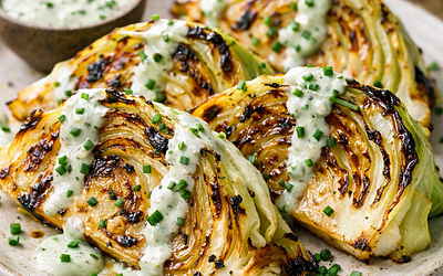 Grillowane plastry białej kapusty z sosem szczypiorkowym