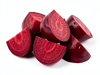 Buraki czerwone, obrane i pokrojone na ćwiartki