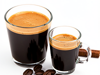 Świeżo zaparzona mocna kawa (espresso)