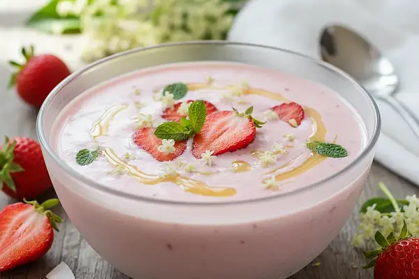 Letnia Fantazja: Chłodnik Truskawkowy na Kokosowym Spodzie z Nutą Kwiatu Bzu