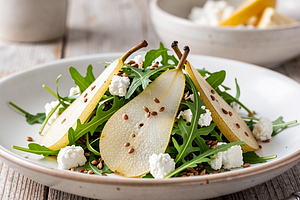 Sałatka z rukolą i gruszką na Wielkanoc z pęczakiem i twarogiem