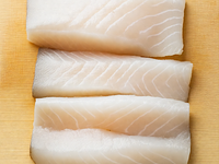 Filet z białej ryby morskiej (np. dorsz, polędwica z dorsza, dorada, labraks)