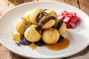 Kluski ziemniaczane z makiem i miodem (z opcjonalnym kompotem rabarbarowym)