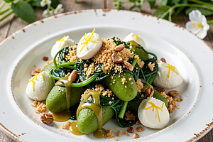 Kopytka ze szpinakiem, masłem szałwiowym i twarogową posypką