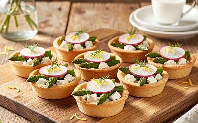 Mini tarts with vegetables and feta cheese