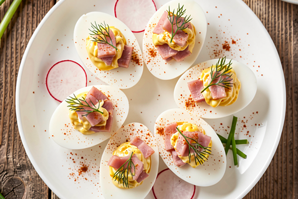 Jajka faszerowane wędliną i świeżymi ziołami