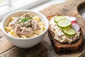 Tuna pasta with cottage cheese and chives