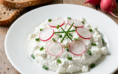 Cottage cheese with radish and chives