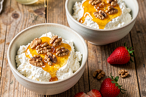 Cottage cheese with honey and nuts