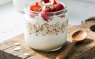 Kefir z płatkami owsianymi i truskawką